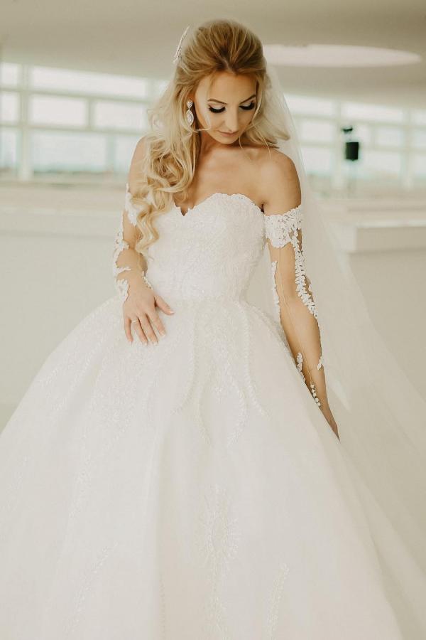Elegant Off the shoulder Sweetheart Tulle Ball Gown Long Wedding Dress with Sleeves