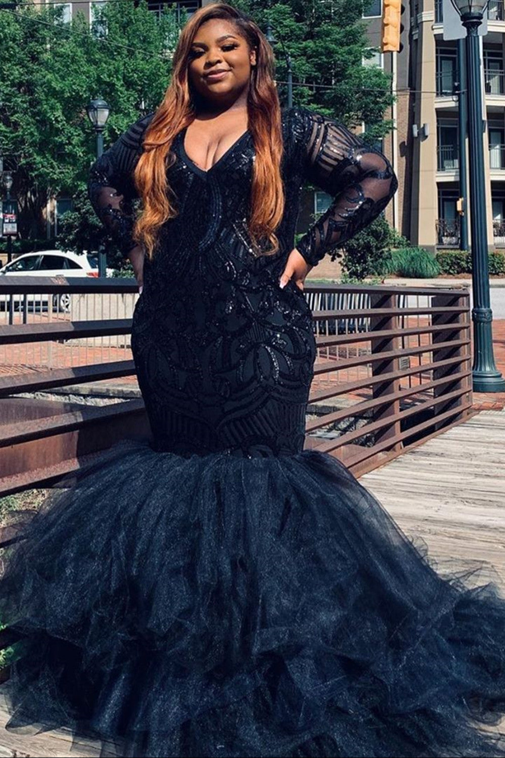 Stunning Black Long Sleeve V-neck Sequins Tulle Plus Size Mermaid Prom Dress