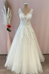 Classy Long Sweetheart Appliques Lace A-Line Tulle Backless Floor Length Wedding Dress