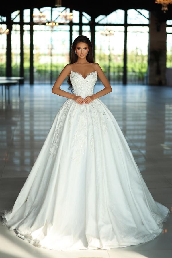 Elegant Long A-line Sweetheart Sleeveless Floral Lace Wedding Dresses