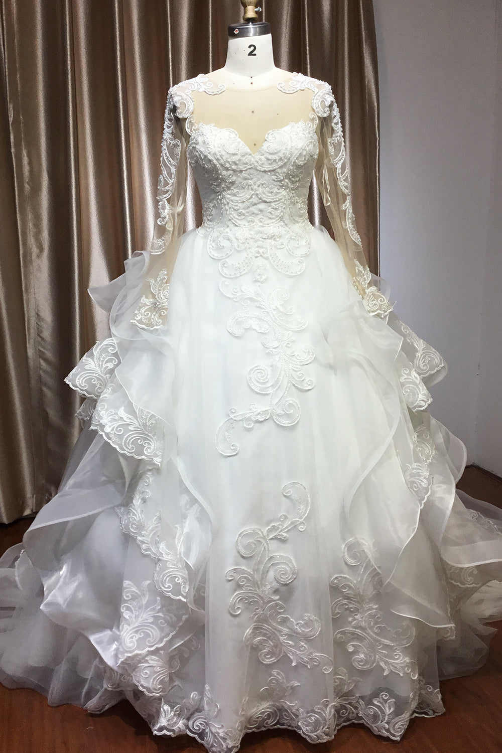 Long Tulle Lace Appliques Ruffles Ball Gown Wedding Dresses with Long Sleeve