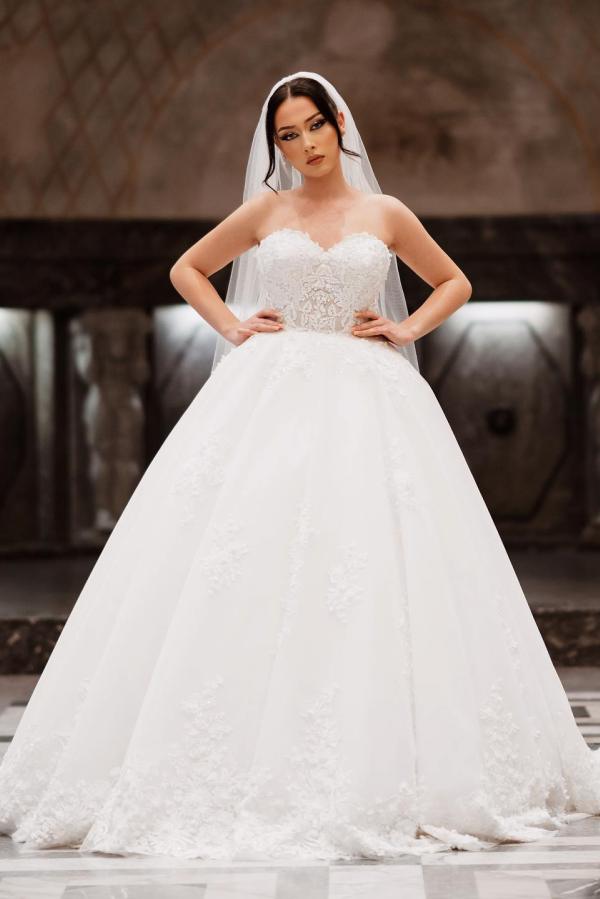 Elegant Ball Gown Sweetheart Tulle Sleeveless Long Wedding Dress with Appliques Lace