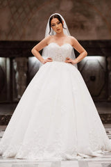 Elegant Ball Gown Sweetheart Tulle Sleeveless Long Wedding Dress with Appliques Lace