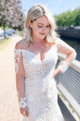 Stunning Off the Shoulder Long Sleeve Sweetheart Appliques Lace Mermaid Wedding Dress
