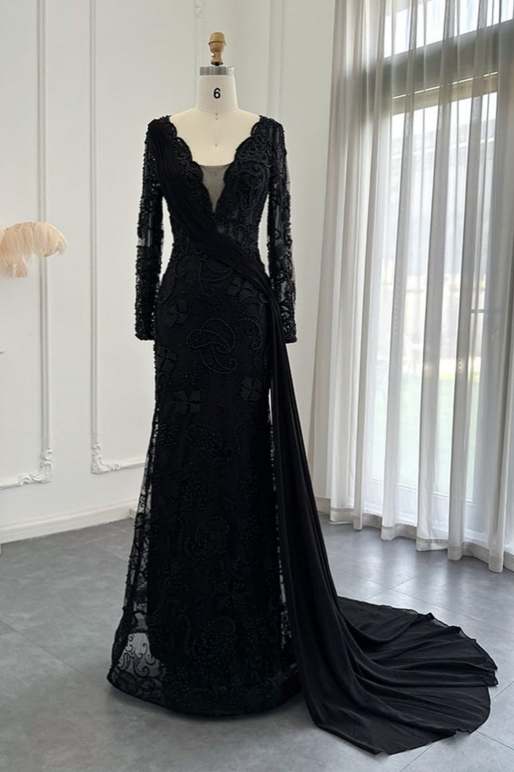 Black Long Sleeves Mermaid V-Neck Lace Formal Evening Dress with Sweep Train