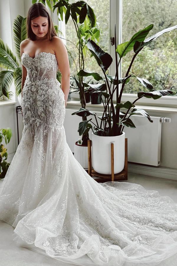 Plus Size Strapless Tulle Long Mermaid Wedding Dress with Appliques Lace